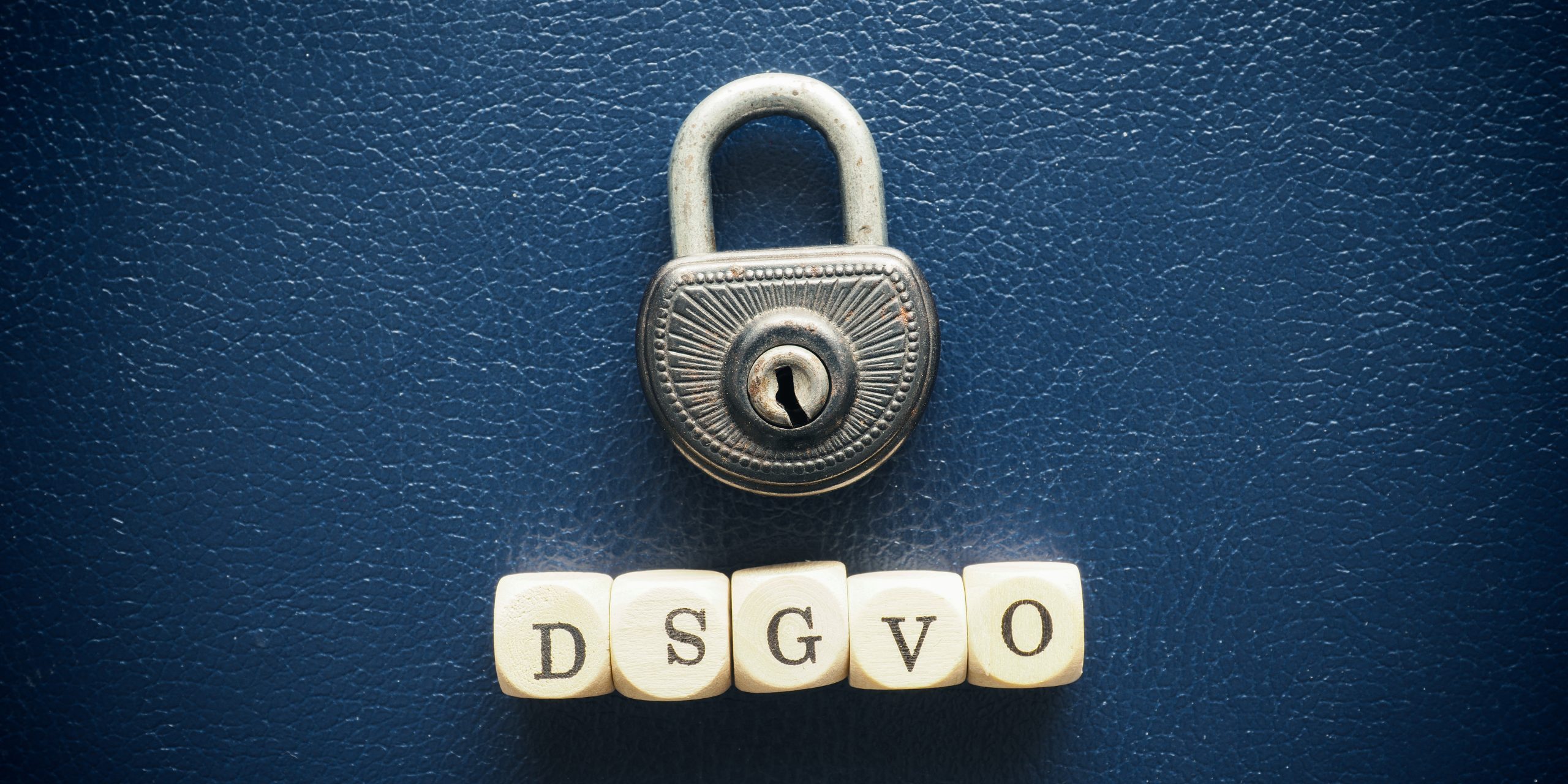 Old padlock with the word DSGVO Schadensersatz nach DSGVO