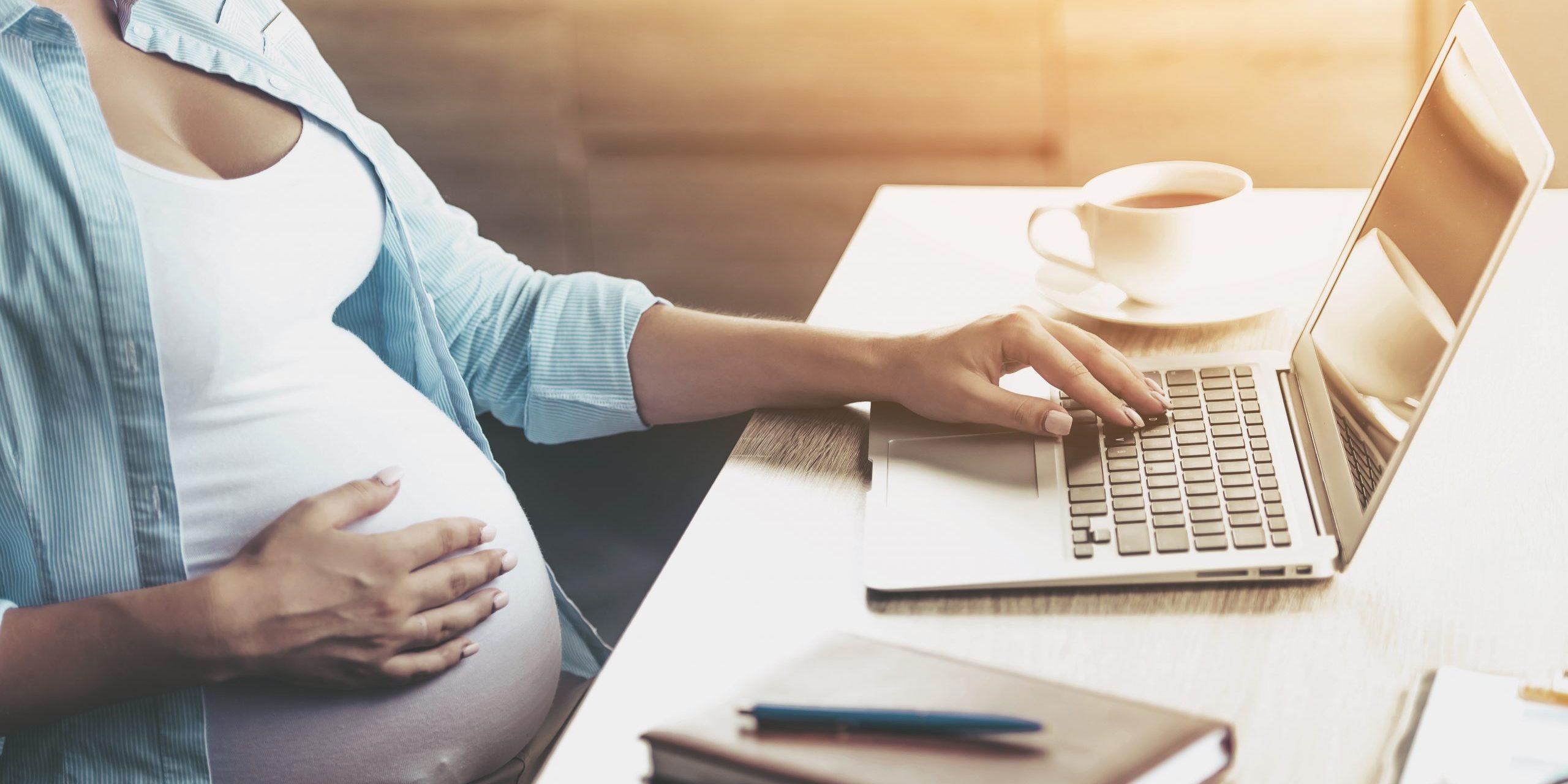 5864977 Close up Young Pregnant Woman Using Laptop at Home Schwangerschaft und Arbeitsverhältnis